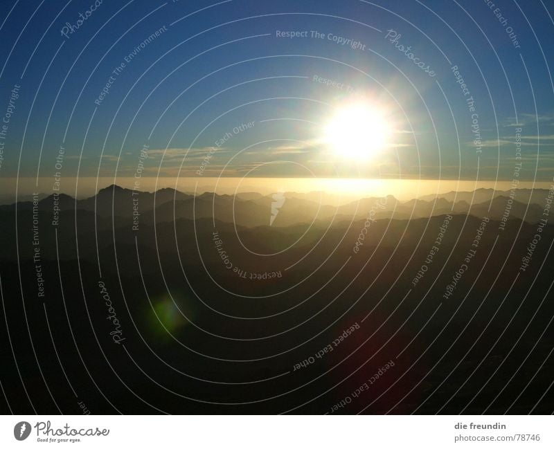unendliche Weite Gipfel Ferne atmen Erfolgsaussicht Horizont Unendlichkeit Sonnenaufgang schön intensiv Morgen Außenaufnahme gelb Aussicht Bergkette Licht