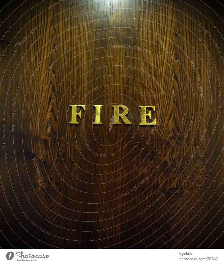 (Titel siehe Foto) Ausgang Motel löschen Typographie Schriftzeichen Holz Eingang braun Flur Sicherheit Schlauch Gebäude Haus gefährlich Brand Holzmehl