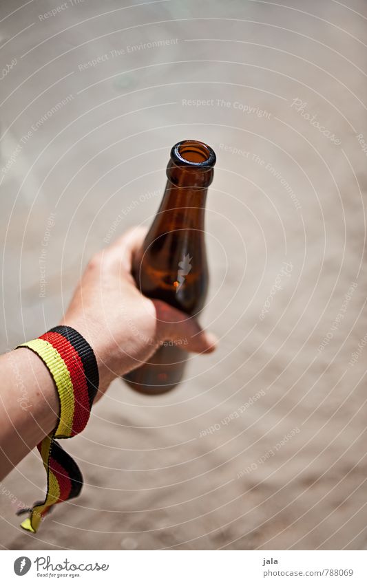 yeah weltmeister! Getränk trinken Alkohol Bier Flasche feminin Hand festhalten Flüssigkeit frisch lecker Deutsche Flagge Farbfoto Außenaufnahme