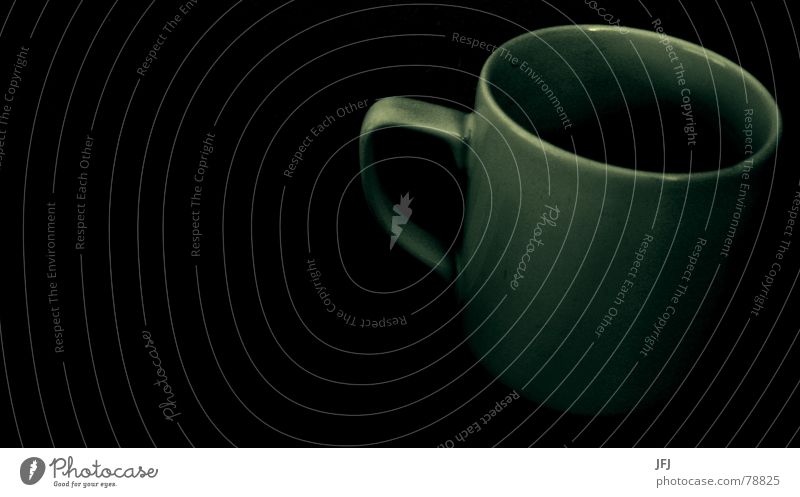 Tasse Tragegriff Teetasse Kaffeetasse dunkel Café Physik schwarz Griff genießen trist Nacht Küche Wärme genießer trinkschale cup coffee dark Traurigkeit