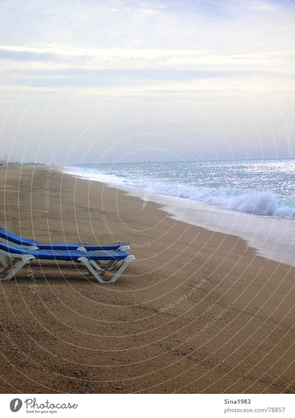 Ein Liegestuhl kommt selten allein... Strand Meer Wellen Ferien & Urlaub & Reisen Einsamkeit Sonnenuntergang Wolken Sommer Denken Spanien Barcelona Barfuß Küste