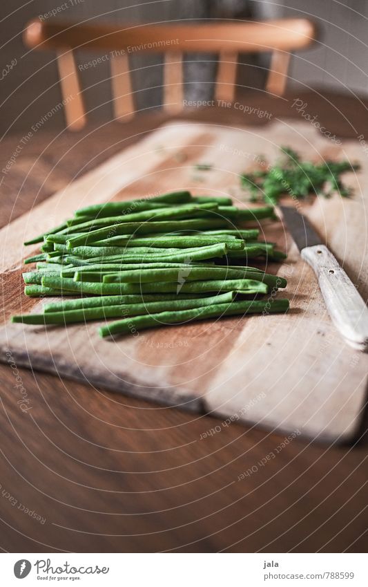 bohnen Lebensmittel Gemüse Bohnen Ernährung Bioprodukte Vegetarische Ernährung Messer Schneidebrett Gesunde Ernährung Stuhl Tisch Holz frisch Gesundheit gut