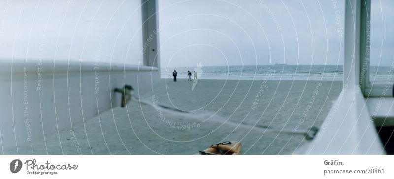 Freud und Leid Borkum Wachdienst Bad Strand Meer Wolken kalt Fenster Wasserfahrzeug Detailaufnahme Lomografie dlrg kutze Wetter Regen Mensch Wachsamkeit Insel