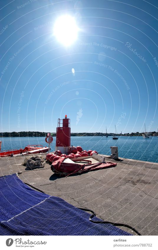 Warum fotografierst du denn das ? Himmel Wolkenloser Himmel Sommer Wärme ästhetisch Mittelmeer Hafen Porto Colom Mallorca mediterran blau rot Feuerwehr Beiboot