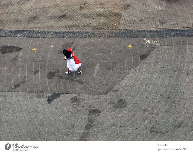 Schneewittchen rennt Frau Mädchen Kleid Damenschuhe Geschwindigkeit feminin Fahrbahn schwarz Straßenbelag ausgehen Verabredung Braut Weltmeisterschaft schick