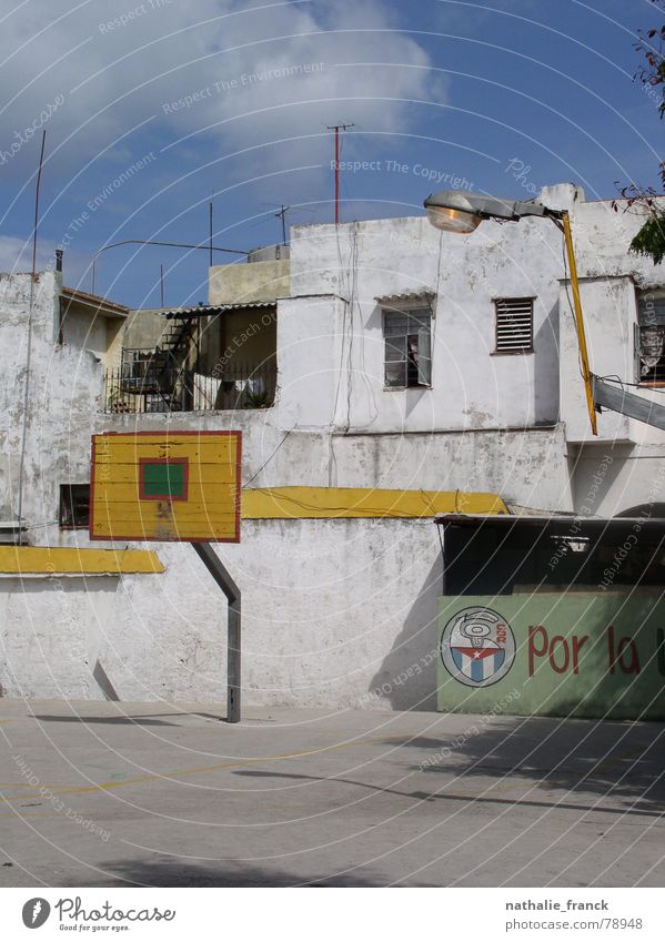 Basketball Playground in La Habana Havanna Kuba Blauer Himmel verfallen playground abandoned area cuban flag concrete