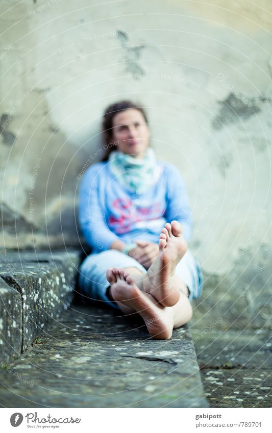 junge Frau mit nackten Füßen sitzt auf einer Treppe Ferien & Urlaub & Reisen Tourismus Mensch feminin Erwachsene Leben Fuß 1 Sommer Altstadt sitzen warten blau