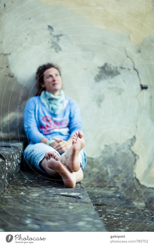 junge Frau mit nackten Füßen sitzt auf einer Treppe Ferien & Urlaub & Reisen Mensch Junge Frau Jugendliche Erwachsene Leben 1 Italien Kleinstadt Altstadt Mauer