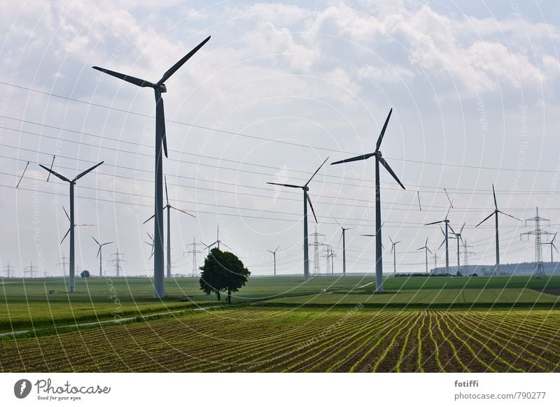 (wind)rad der zeit Umwelt Natur Landschaft Pflanze Himmel Wolken Sommer Ferne Unendlichkeit nachhaltig Kraft Feld Windkraftanlage Energiewirtschaft Reihe