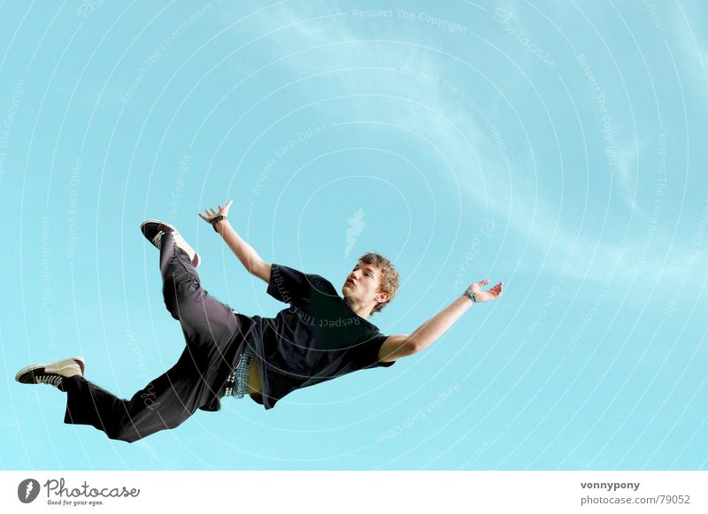Absprung Part II springen Mann hüpfen positiv schwarz Freude Freizeit & Hobby Himmel blau T-Shirt