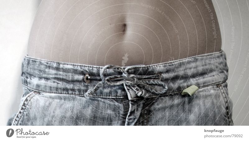 Belly Bauchnabel Unterleib grau Schleife Frau Hintergrundbild verführerisch Jeanshose attraktiv Jeansstoff bauch... Erotik Farbe kahl bloße haut reizvoll