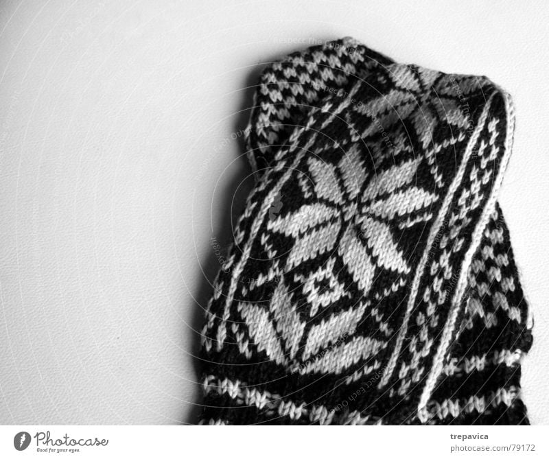 handschuhe Hand stricken Hintergrundbild Schneeflocke kalt Bekleidung Wolle Winter Physik Muster Stern (Symbol) Wärme Schwarzweißfoto kleidungsstück accessories
