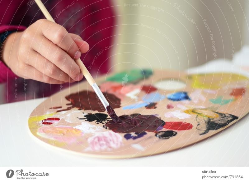 Erdfarbe Kindererziehung Kindergarten Schule lernen Kleinkind Mädchen Junge Kindheit Hand 1 Mensch Farbstoff Wasserfarbe Ölfarbe Pinsel Kreativität streichen