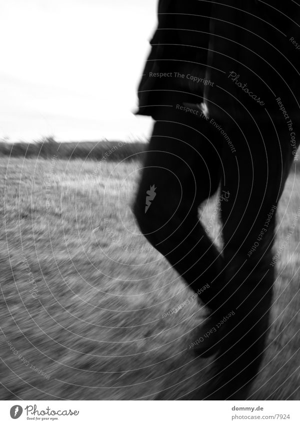 .:stillstand:. Bewegungsunschärfe Feld Gras Langzeitbelichtung Beine laufen Schwarzweißfoto kaz