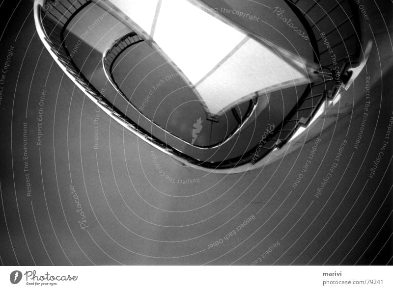 sailing Stoff Treppenhaus Oval unten Licht Spirale Wendeltreppe Schwarzweißfoto Segel Geländer aufwärts Decke Schatten Perspektive Architektur