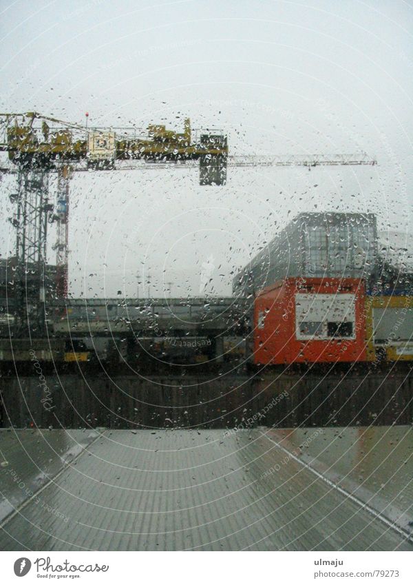 Regenscheibe Fensterscheibe Industrielandschaft trist Kran grau nass Baustelle trüb Glasscheibe Hafen Hamburg Container Wassertropfen Außenaufnahme