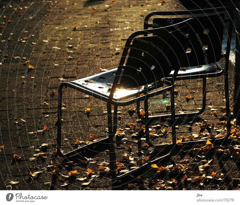 einsam und zerstreut Eisenstangen Hocker Stuhl Loch Abendsonne gelb Blatt Herbst Winter kalt Physik Reflexion & Spiegelung Möbel zurückwerfen Metall liegen