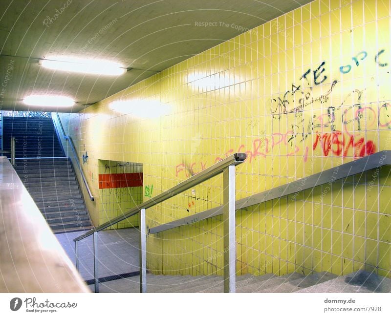 Underground Untergrund gelb Neonlicht Licht Langzeitbelichtung Unterführung Treppe Geländer kaz