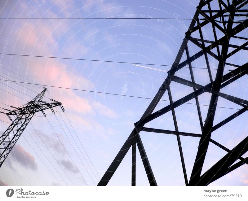 high voltage Versorgung rosa Wolken dunkel Leitung Strommast Elektrizität Stahl nebeneinander Hochspannungsleitung Himmel Energiewirtschaft Stromausfall