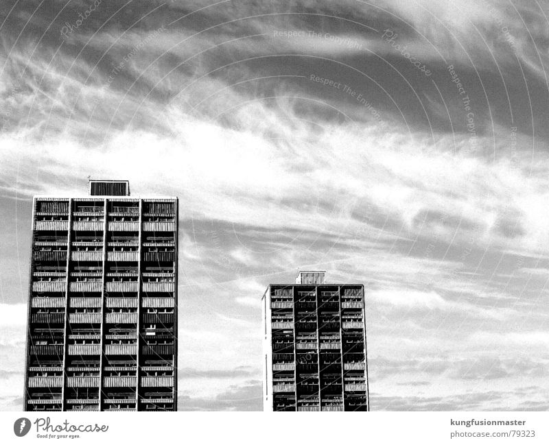 Sozialbau in Edinburgh Schottland Plattenbau Hochhaus Wohnung Wolken Fenster blödes-credit-system Himmel Armut