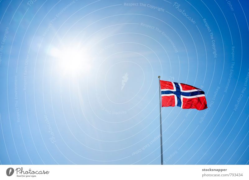 Norwegen Fahne Norweger Himmel Sonne Sonnenstrahlen Lichtschein Lichterscheinung durchkreuzen Nationalitäten u. Ethnien Nationalfeiertag Skandinavien