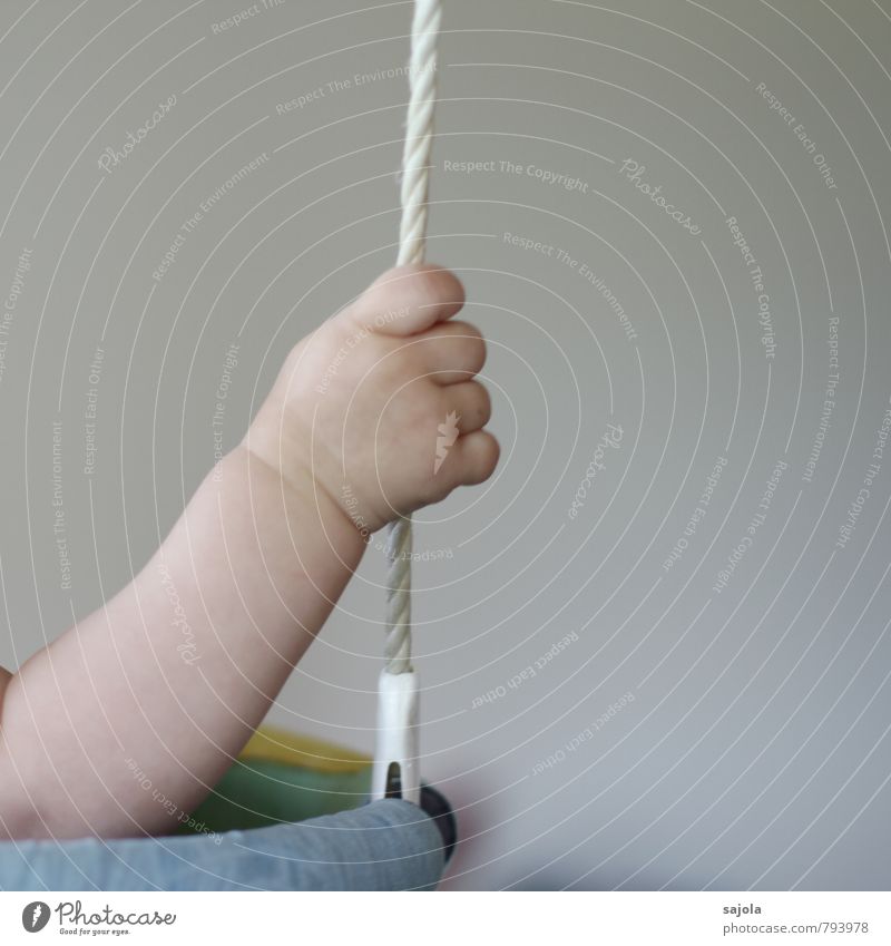 meine kleine Mensch androgyn Kind Baby Hand 1 0-12 Monate festhalten grau Freude Zufriedenheit Halt Schaukel ästhetisch zart Schnur Seil Vertrauen Farbfoto