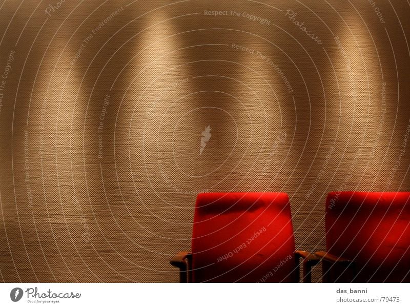 1¾ Stuhl - Raum ist Luxus! Kultur Stuhllehne erleuchten Präsentation Licht weich dunkel Sessel Holz Stoff Wand Tapete rot Erholung Blick bequem kalt Physik