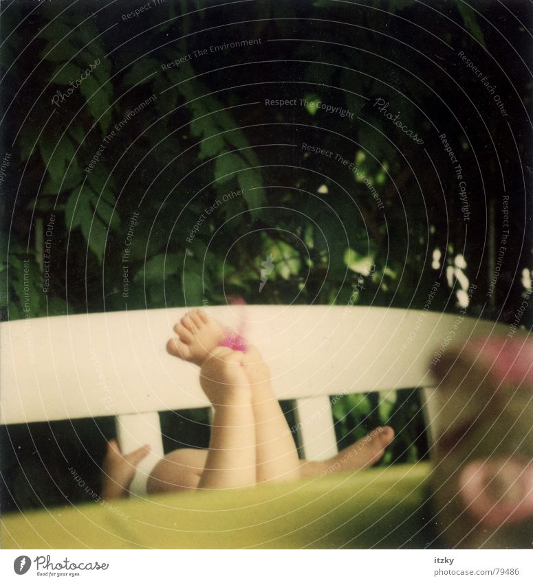 Rosas Füße Sommer Kind Balkon Spielen grün Hand polaroid  ® Polaroid Fuß