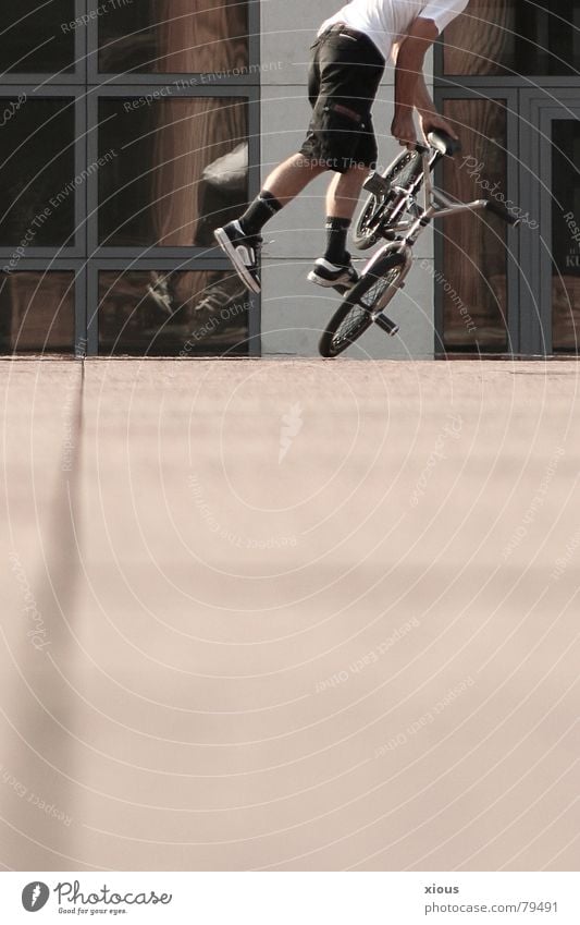 bmx Rad Freestyle Fensterfront Sonnenbad Mann Sport Mut Fahrrad rot braun Trick Sommer Freizeit & Hobby Physik Außenaufnahme Stunt Fahrbahn Junger Mann