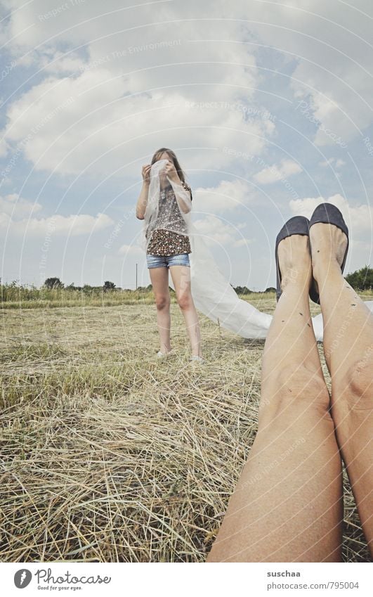 beinfreiheit | 700 Mensch feminin Mädchen Körper Haut Beine Fuß 2 8-13 Jahre Kind Kindheit Umwelt Natur Landschaft Himmel Wolken Sommer Feld Schuhe verrückt
