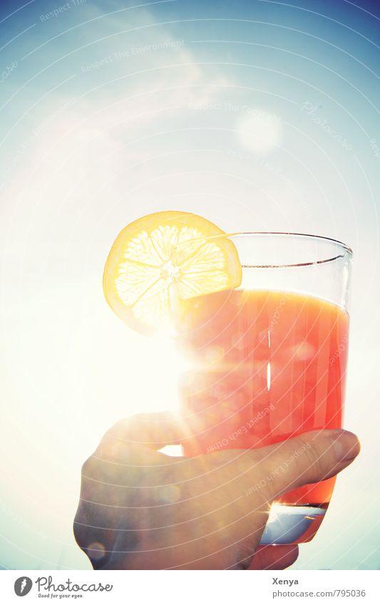 Sommer Getränk Erfrischungsgetränk Limonade Saft Hand Fröhlichkeit blau gelb orange Ferien & Urlaub & Reisen sommerlich Glas Zitrone Farbfoto Außenaufnahme