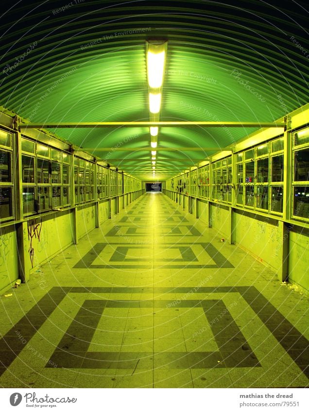 immer geradeaus Quadrat Neonlicht spät Fenster Licht Einsamkeit Symmetrie Muster dunkel gefährlich Fluchtpunkt Nacht grün Tunnelblick Friedrichshain ruhig hell