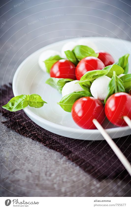 grün-weiß-rot Caprese Salat Mozzarella Tomate Basilikum Speise Essen Foodfotografie Lebensmittel Gesunde Ernährung Antipasti Vorspeise Italienische Küche