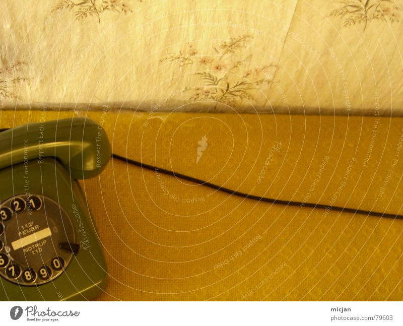 Bimmelim Decke fantastisch wählen Telefon gelb Tapete Muster grün Tisch Schrank Wählscheibe Ziffern & Zahlen drehen rund Spinne schwarz Wand Telefonhörer Mauer