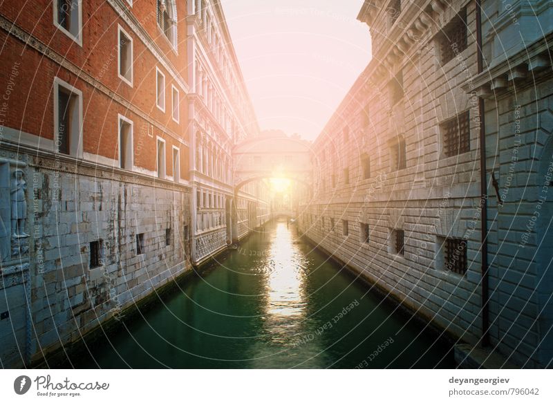 Alte Gebäude und Boote im Kanal in Venedig Ferien & Urlaub & Reisen Sommer Insel Haus Landschaft Fluss Kleinstadt Kirche Brücke Architektur Wasserfahrzeug alt