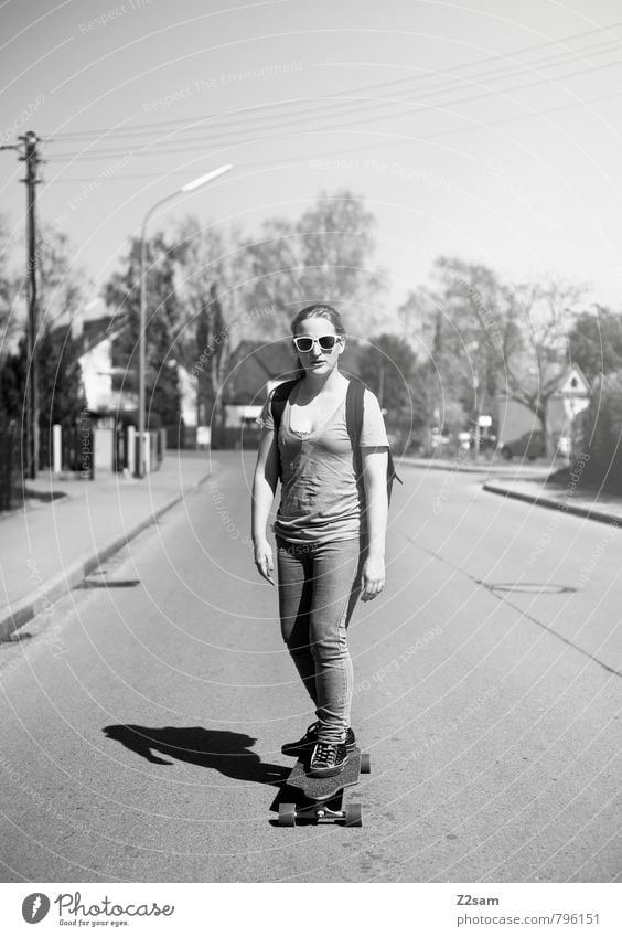 Skaterin Lifestyle elegant Stil Freiheit Sommer Skateboarding Longboard Funsport feminin Junge Frau Jugendliche 1 Mensch 18-30 Jahre Erwachsene Sonne Baum Stadt