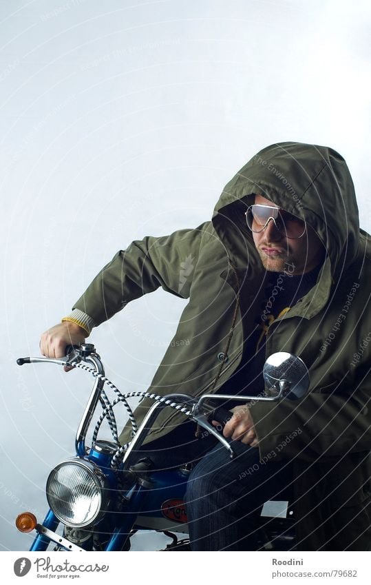moped-gang unterwegs Kleinmotorrad Fahrer kultig Rückspiegel Motorrad fahren Mantel Kapuze Brille Sonnenbrille Motorradfahrer Scheinwerfer Verkehrsmittel Licht