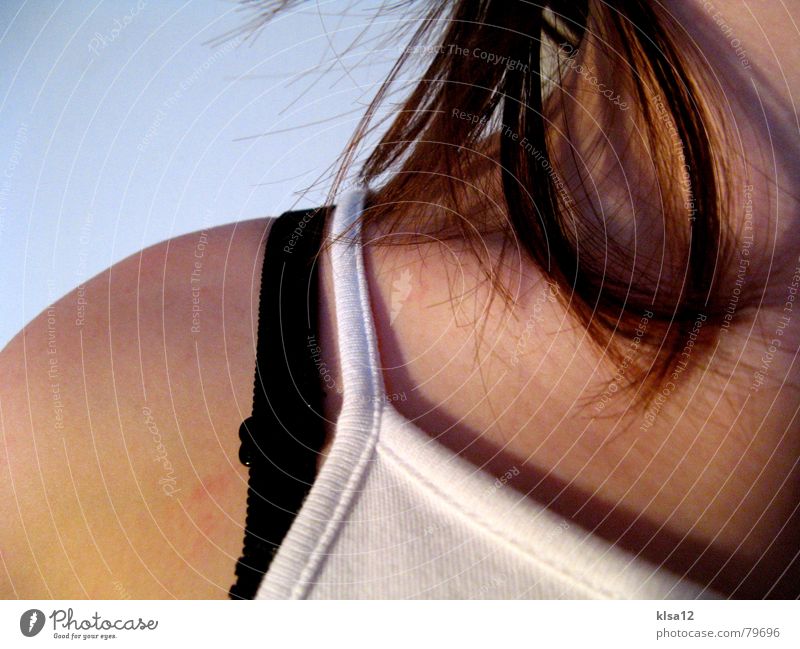 Frauenkörper ;) Schulter Stoff Dinge 2006 feminin Körperhaltung Dame Oberkörper Junge Frau Jugendliche Makroaufnahme Nahaufnahme Hals Haare & Frisuren
