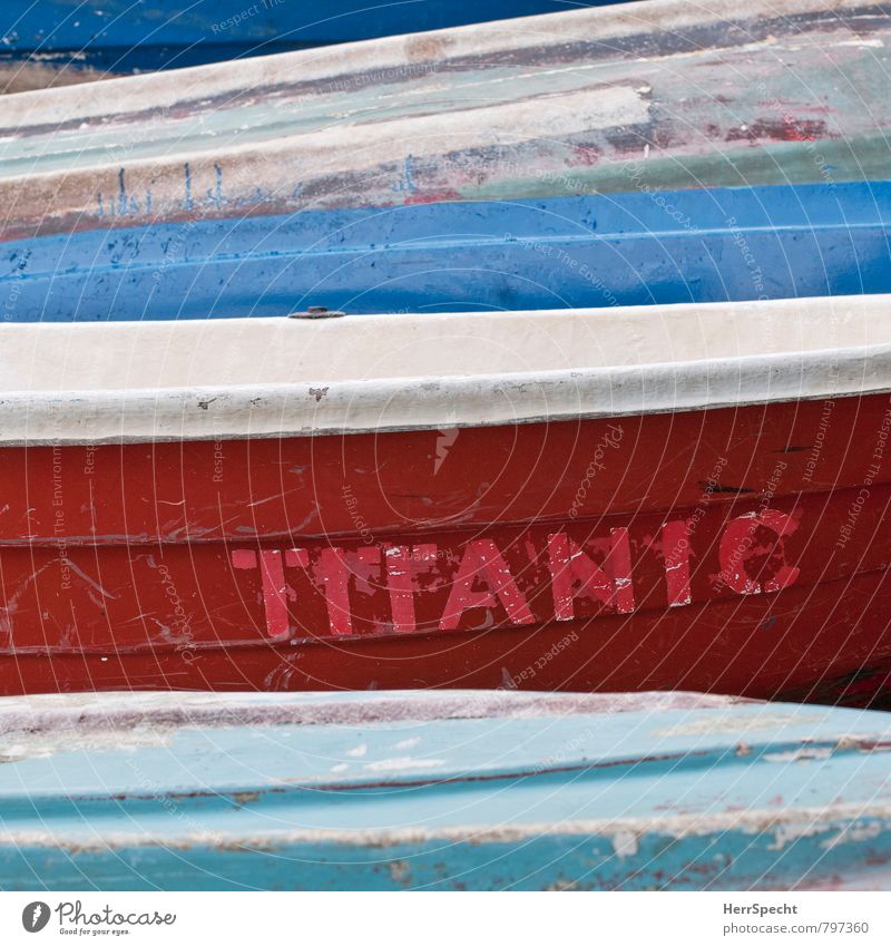 blauweißrot Schifffahrt Bootsfahrt Fischerboot Titanic untergehen Desaster Namensschild Wasserfahrzeug alt Rettung Kratzer abgeplatzt verkratzt Strand Meer