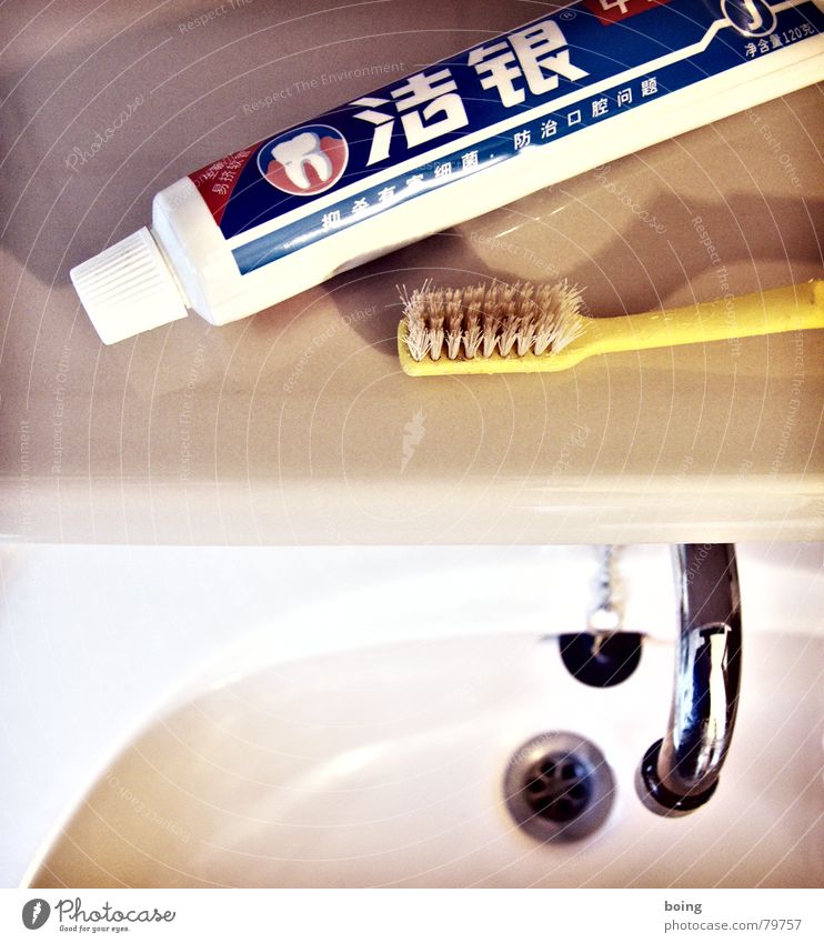 stehts bemüht gepflegt und gebildet zu wirken Zahncreme Tube Zahnbürste Waschbecken Objektfotografie Vor hellem Hintergrund Abfluss Anschnitt Detailaufnahme