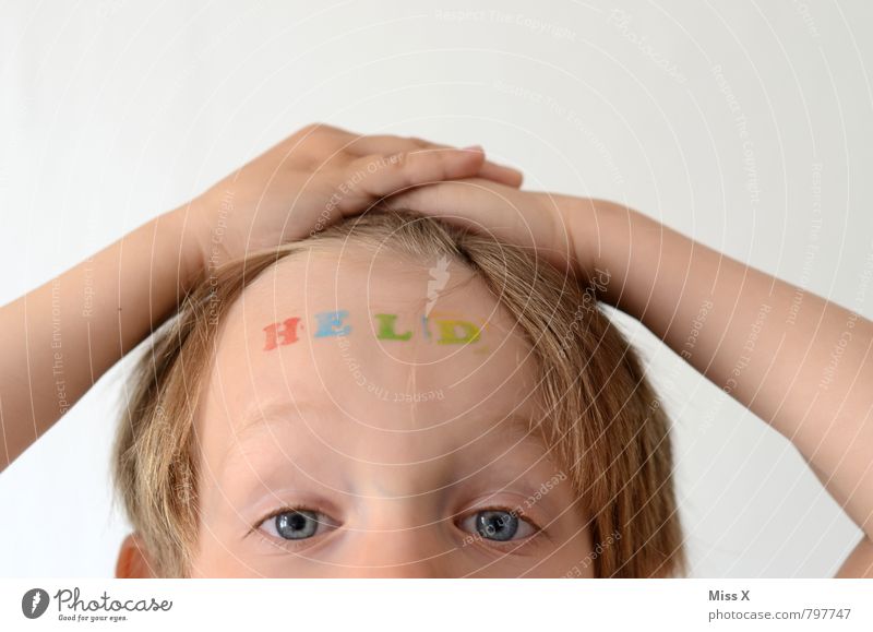 H E L D Erfolg Mensch maskulin Kind Junge Kopf 1 3-8 Jahre Kindheit blond Zeichen Schriftzeichen Gefühle Stimmung Freude Tapferkeit selbstbewußt Coolness