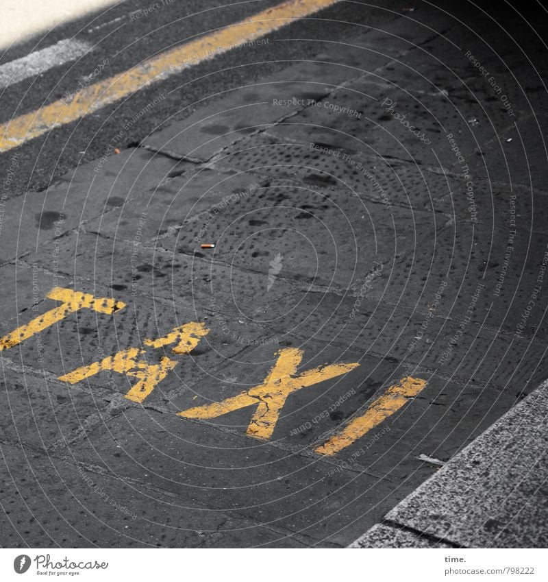 abgefahren Verkehr Verkehrswege Personenverkehr Autofahren Straße Wege & Pfade Ölfleck Fahrbahn Fahrbahnmarkierung Asphalt Bordsteinkante Zeichen Schriftzeichen