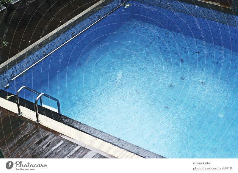 Bissl Schwimmen Schwimmen & Baden blau Schwimmbad Thailand Hotel Resort Erholung Farbfoto Gedeckte Farben Außenaufnahme Menschenleer Textfreiraum rechts