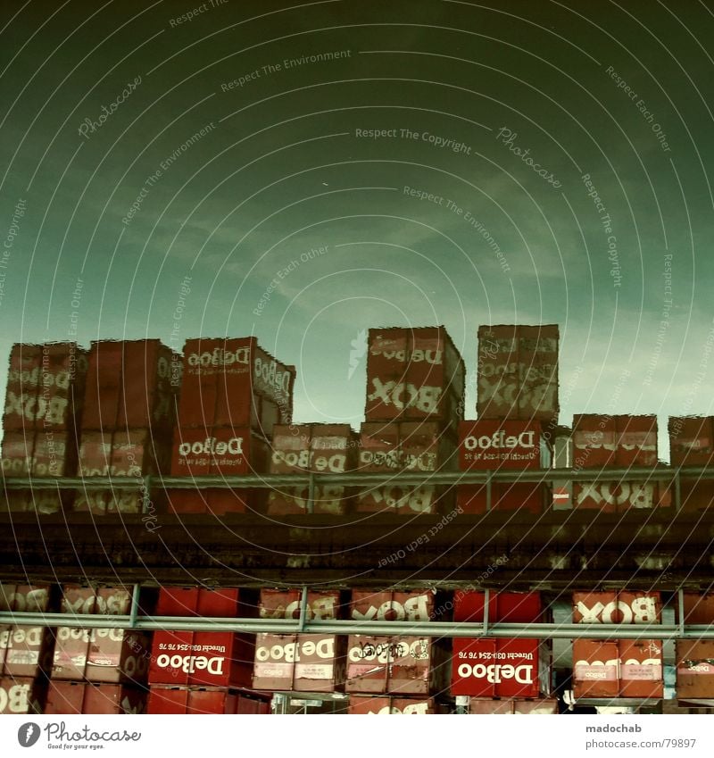 BOXES Kiste Ladung Güterverkehr & Logistik Wassen Himmel Reflexion & Spiegelung grün rot aufeinander Sammlung Verpackung einpacken Wasser Industrie Hafen Karton