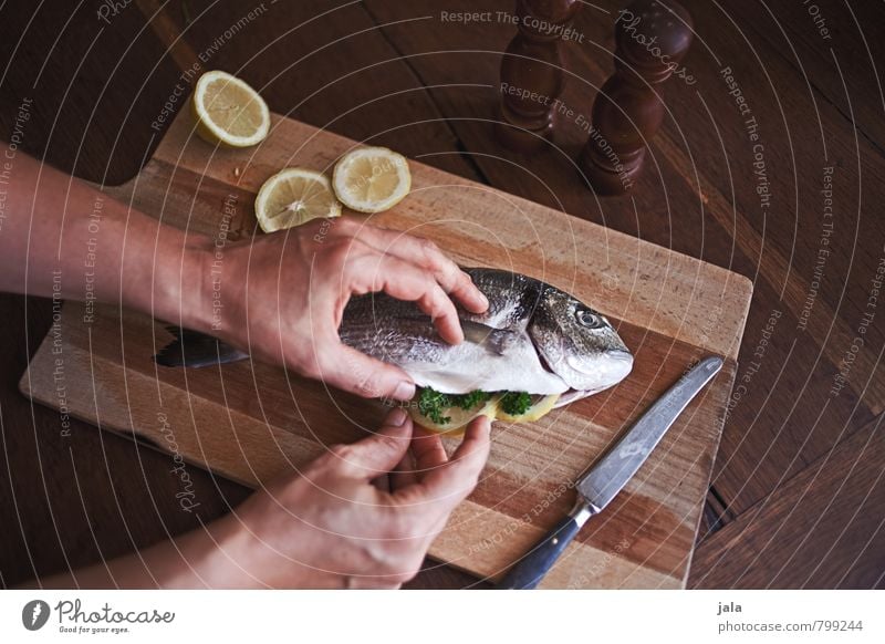 dorade Lebensmittel Fisch Zitrone Ernährung Mittagessen Messer Schneidebrett feminin Hand frisch Gesundheit lecker natürlich Holztisch Gesunde Ernährung