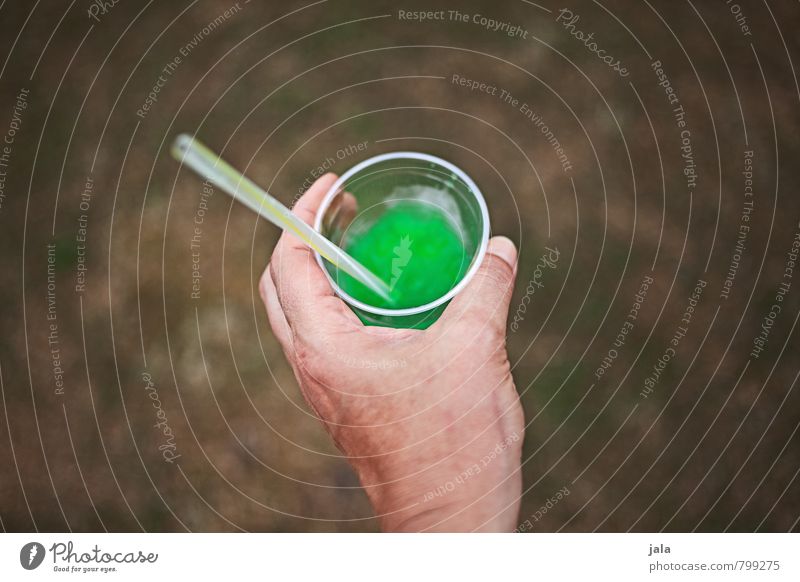 slush Getränk Erfrischungsgetränk Limonade Slush Becher Trinkhalm feminin Hand lecker süß trashig grün Durst haltend Farbfoto Außenaufnahme Textfreiraum links