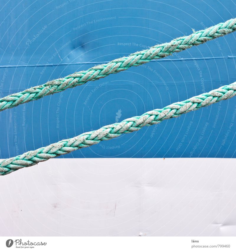 doppelt hält besser Verkehr Verkehrsmittel Berufsverkehr Schifffahrt Wasserfahrzeug Hafen Stahl festhalten maritim blau weiß stagnierend Seil stoppen gespannt