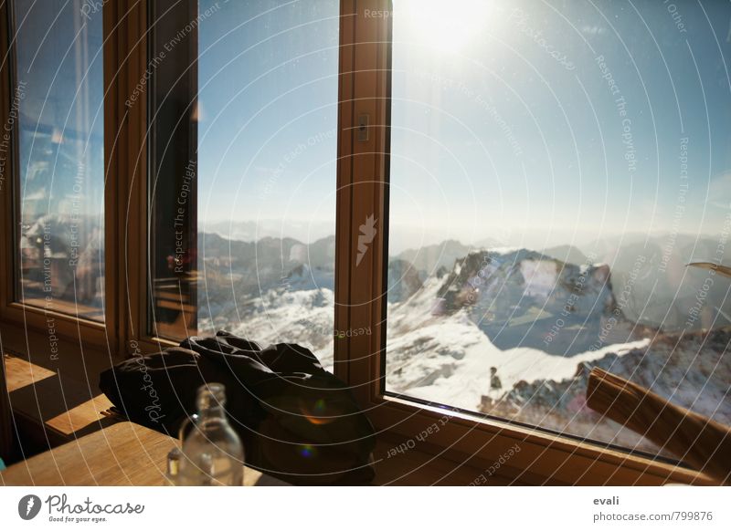 Fensterblick Natur Landschaft Sonne Schönes Wetter Felsen Alpen Berge u. Gebirge Zugspitze Gipfel Schneebedeckte Gipfel Café Restaurant beobachten Glück