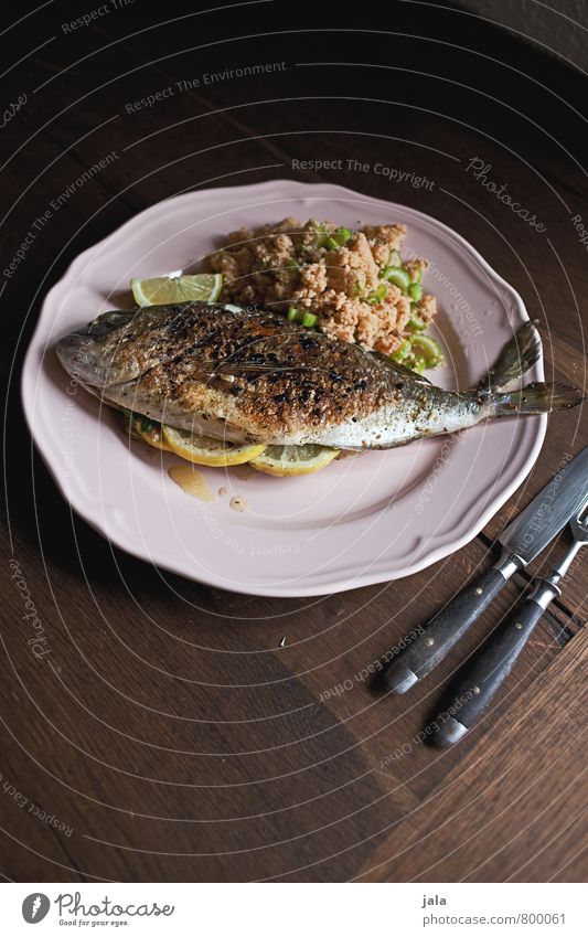 dorade Lebensmittel Fisch Getreide Dorade Ernährung Mittagessen Geschirr Teller Besteck Messer Gabel Gesunde Ernährung frisch Gesundheit lecker natürlich