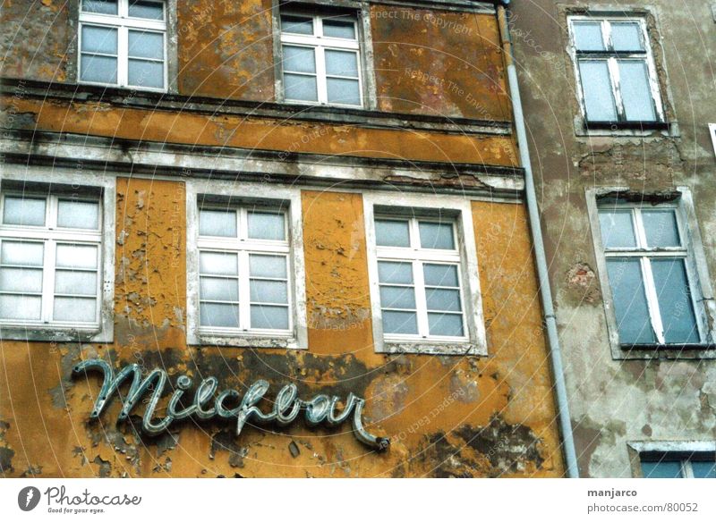 milk-plus mesto Schnörkel Haus dreckig schmuddelig gelb grau Milchbar geschlossen Fenster kultig Café schäbig alt Sanieren Gastronomie verfallen